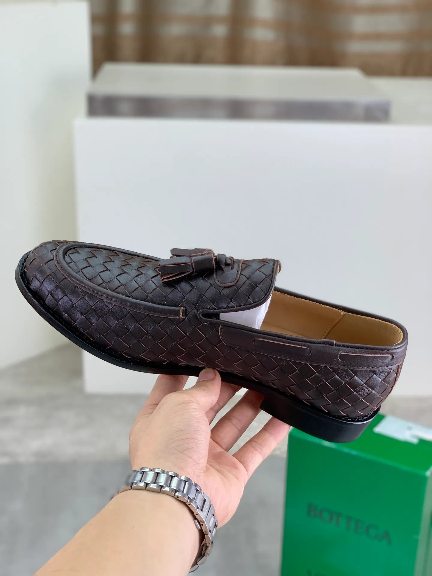 Factory price P860💰Top quality (genuine leather outsole series)💎💎💎 BOTTEGA VENETA official website synchronizes the latest model, top version of the highest version of BV business leather shoes in the market, accept material comparison, shoe type comparison, process comparison, practical and textured, versatile and suitable for any occasion, the more you look at it, the more flavorful it becomes. Pure hand-woven craftsmanship - upper material, imported original hand-woven calfskin - high-quality water-dyed cowhide inside - original private model customized handmade leather outsole -Size: female 35-39 (34 40 customized) male 39-44 (38 45 customized) Comes with original BV green box, complete packaging.
